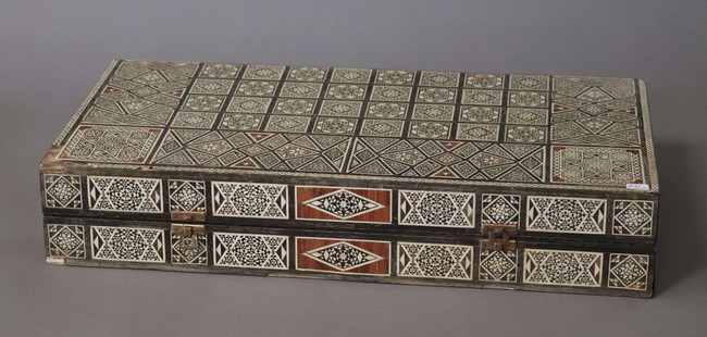 BOÎTE A JEU de Backgammon finement marqueté...