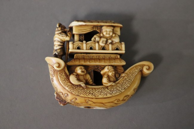 NETSUKE en ivoire ciselé et sculpté représentant...