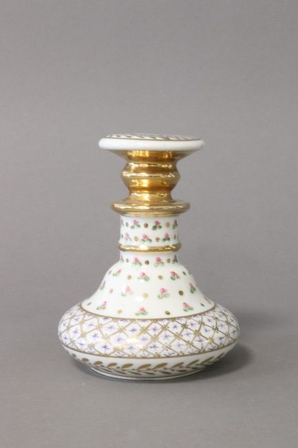 FLACON de forme balustre en porcelaine émaillée...