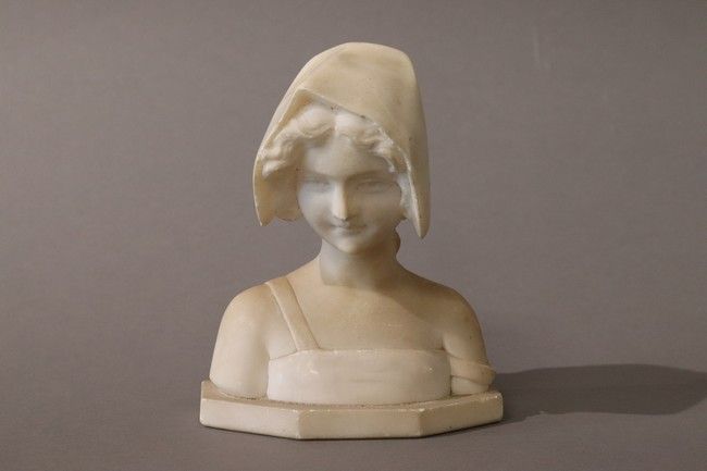 STATUETTE en marbre blanc représentant un...