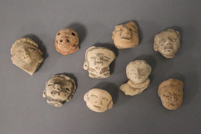 NEUF TÊTES en terre cuite de style MAYA