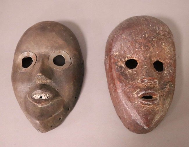 DEUX MASQUES DAN en bois noici, l'un les...