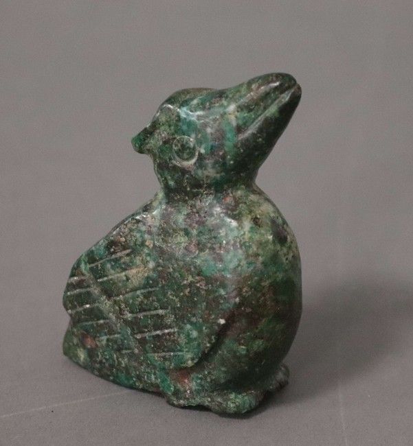 OISEAU en jade sculpté, le bec vers le haut,...