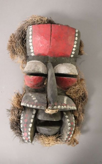 ETROIT MASQUE en bois sculpté et ajouré et...