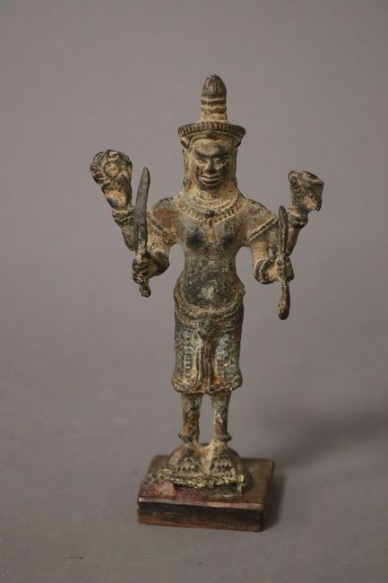 STATUETTE Lokeshvara, en bronze à quatre...