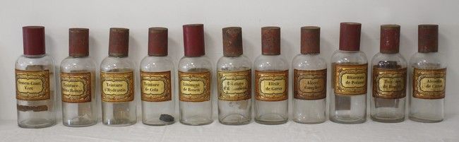 LOT DE ONZE FLACONS A PHARMACIE en verre...