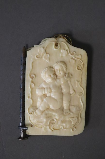 CARNET DE BAL en ivoire sculpté représentant...