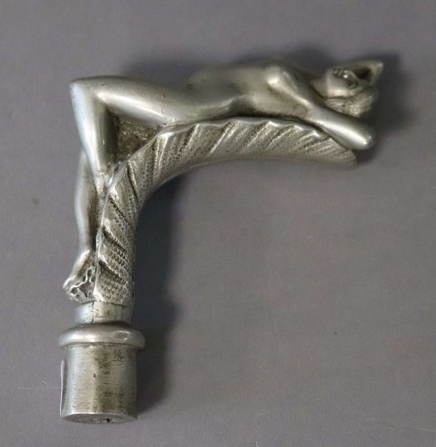 POMMEAU DE CANNE en bronze argenté représentant...