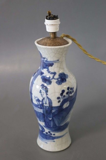 PETIT VASE de forme balustre en porcelaine...