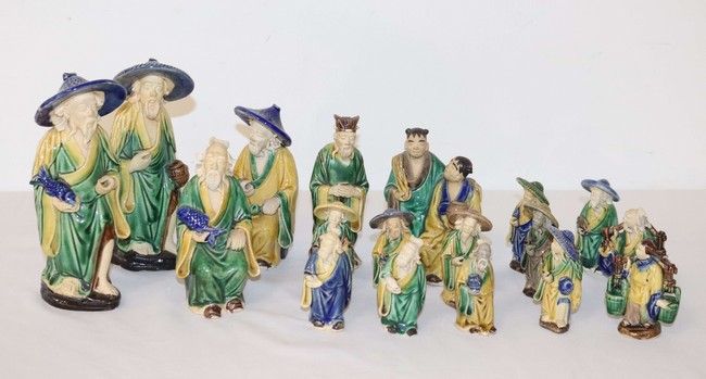 ENSEMBLE DE 18 FIGURINES en grès vernissé...