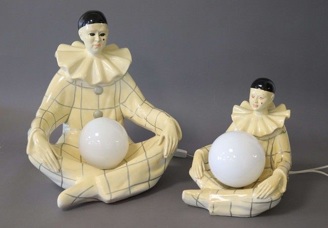 DEUX LAMPES PIERROT en résine émaillée crème...