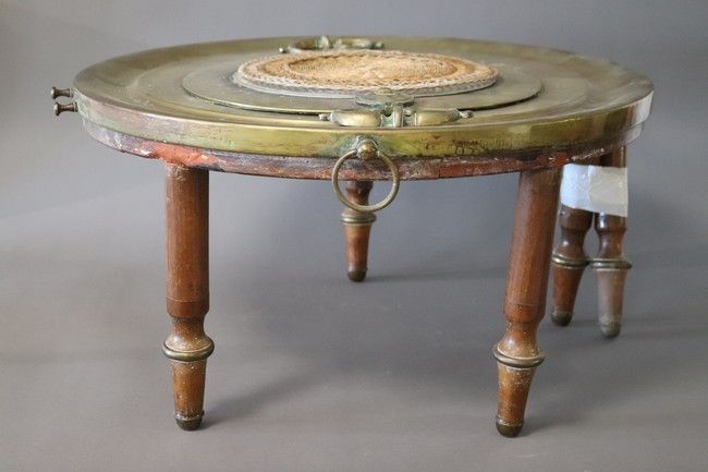 BRASERO rond en bois et laiton doré, pieds...