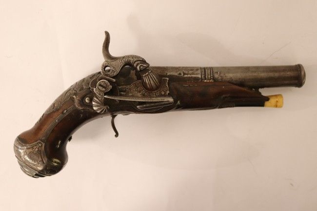 PETIT PISTOLET à broche gravée de rinceaux,...