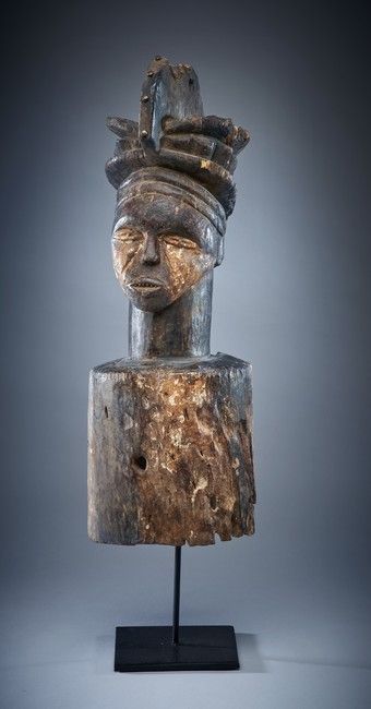 CIMIER ou CASQUE (?) en bois sculpté représentant...
