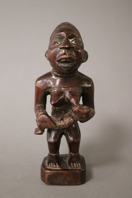 STATUETTE DE MATERNITE en bois sculpté à...