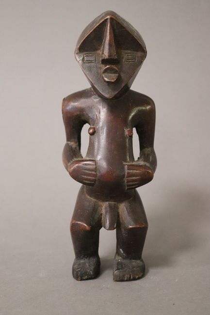 STATUETTE MASCULINE en bois sculpté, accroupie,...