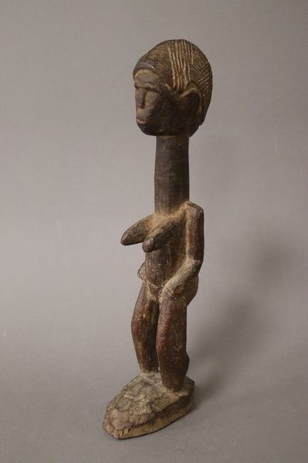 STATUETTE FEMININE en bois sculpté à long...
