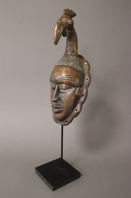 MASQUE en bronze à visage aux yeux ouverts,...
