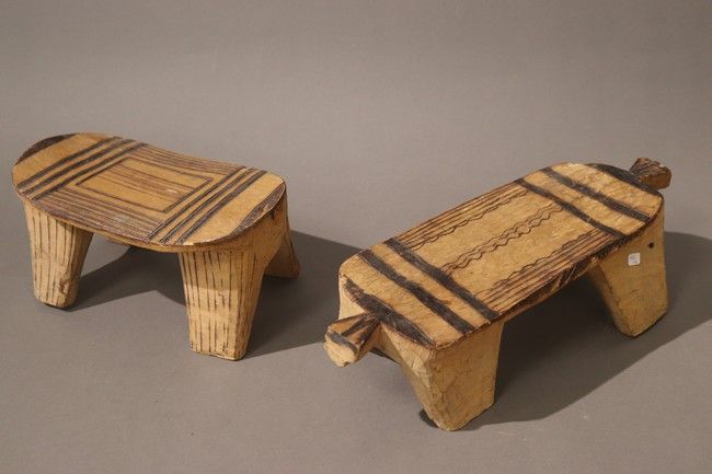 DEUX APPUIS TÊTES zoomorphes en bois clair...