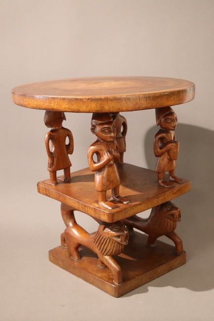 TABLE BASSE en bois sculpté à plateau circulaire,...