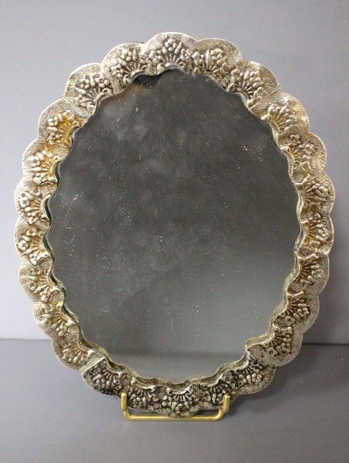 MIROIR A MAIN ovale dans une monture en argent...