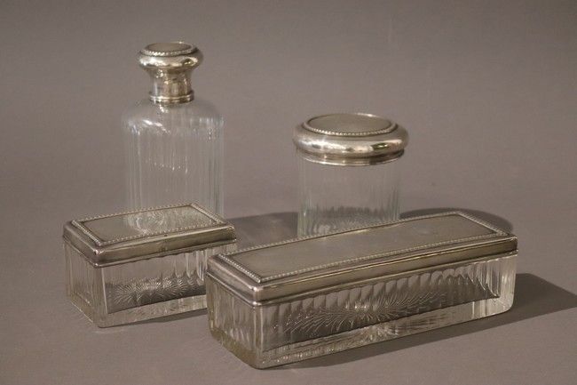 NECESSAIRE DE TOILLETTE en cristal cannelé...