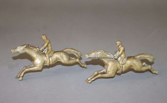 DEUX CHEVAUX DE COURSE au galop avec jockey,...