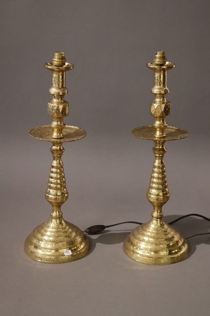 PAIRE DE GRANDS FLAMBEAUX en bronze à décor...