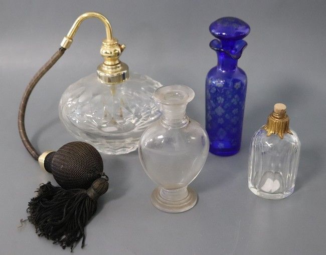 FLACON A PARFUM en cristal taillé et sa poire...