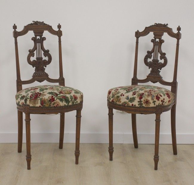 PAIRE DE CHAISES en bois mouluré et sculpté...