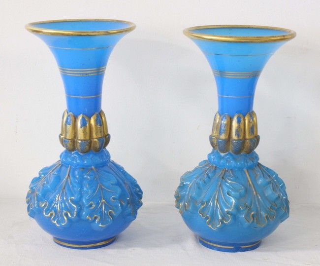 PAIRE DE VASES de forme balustre en opaline...