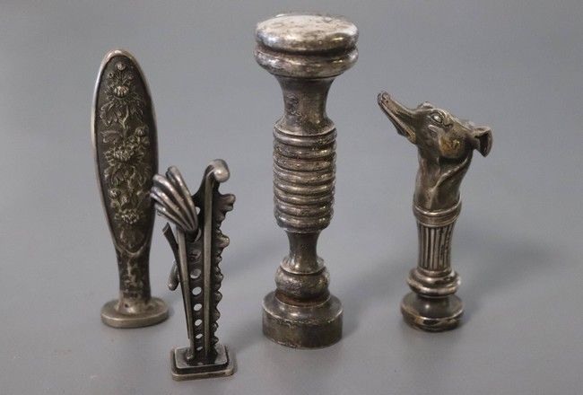 QUATRE CACHETS en argent et bronze argenté,...