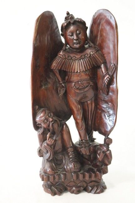 DIVINITE à deux ailes avec sage assis à ses...