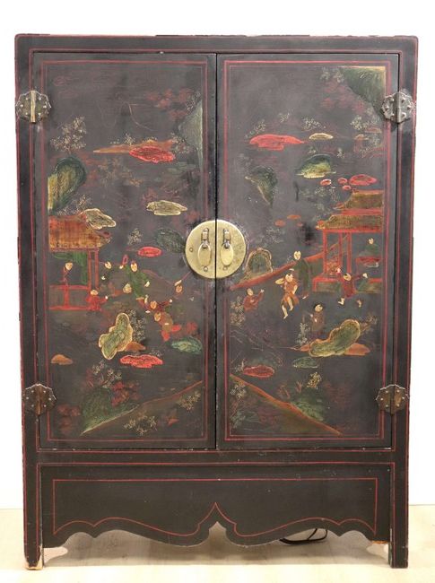 ARMOIRE en bois laqué polychrome à décor...