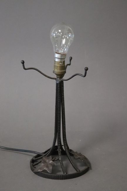 PIED DE LAMPE à fût en fer forgé ajouré à...