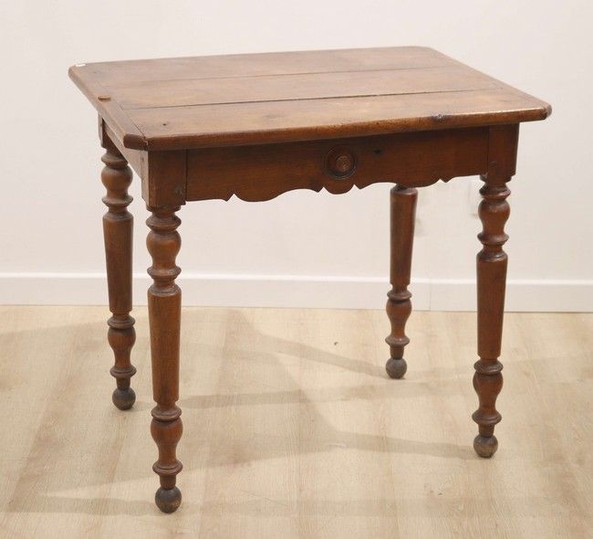*PETIT BUREAU PLAT en chêne ouvrant par un...