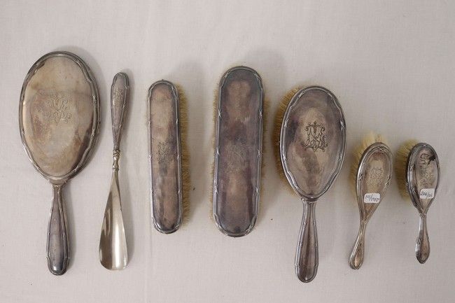 NECESSAIRE DE TOILETTE en argent à filets...