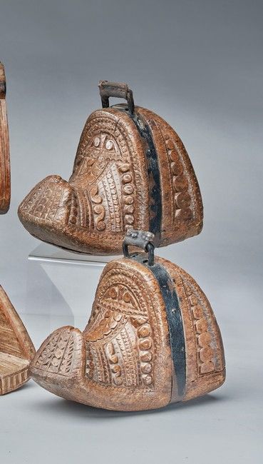 PAIRE D’ETRIERS en bois sculpté à bouts fermés...
