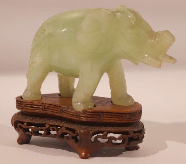 ELEPHANT en néphrite sur son socle en bo...