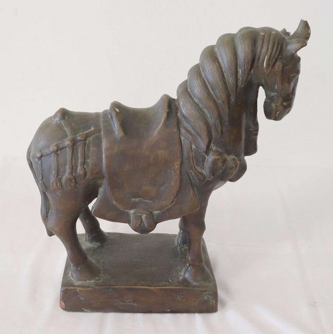 CHEVAL en résine à patine bronze, dans le...