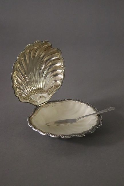 BEURRIER couvert en argent (925) de forme...