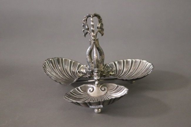 COUPE A GÂTEAU en argent (925) à trois coquilles...
