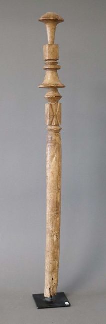 PIQUET DE TENTE en bois sculpté cylindrique...