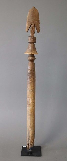 PIQUET DE TENTE en bois sculpté cylindrique...