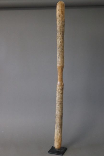 GRAND PILON cylindrique en bois gravé de...