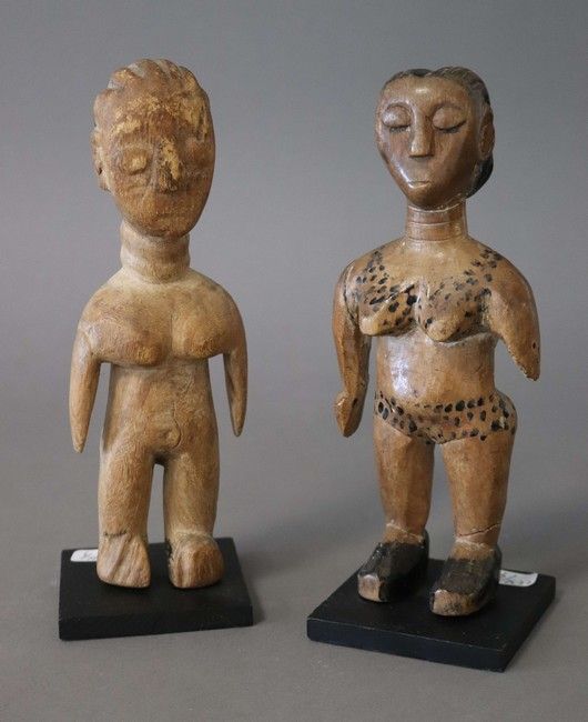 DEUX STATUETTES féminines, avec traces de...