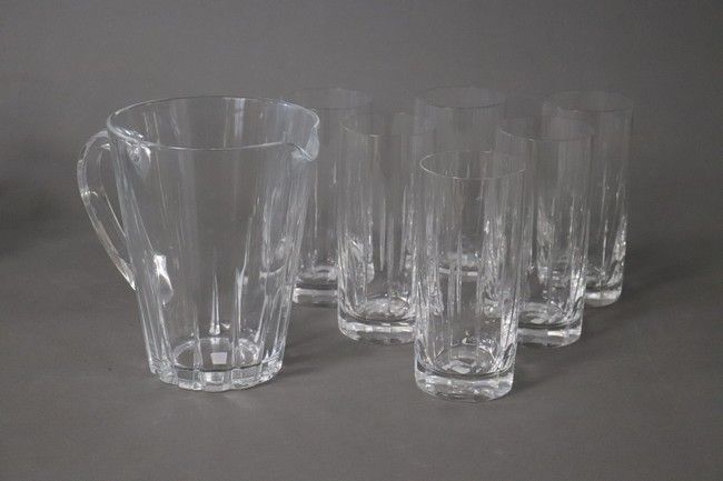 SIX VERRES GOBELETS en cristal moulé à pans...