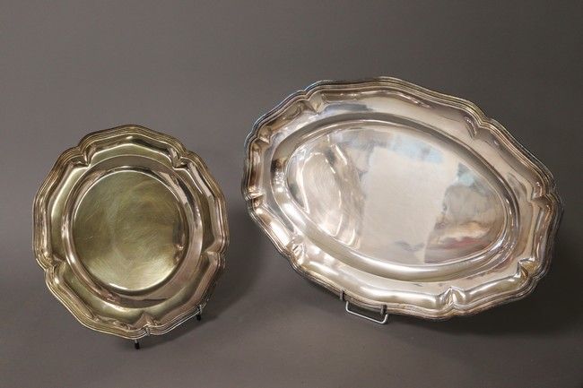 DEUX PLATS en métal argenté chantournés et...