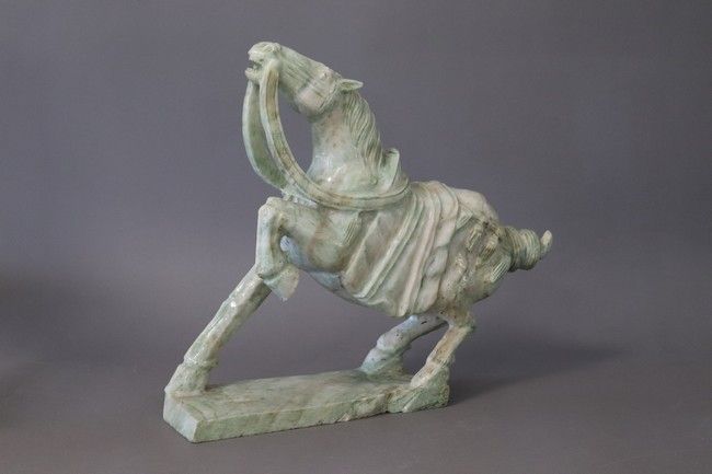 IMPORTANT CHEVAL arnaché et cabré en jadéïte...