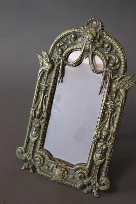 MIROIR DE TABLE a trépied en bronze et cuivre...